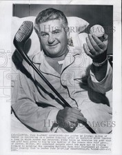 1960 Press Photo Golfer Ed Porky Oliver Recovering From Surgery With Toy Club picture