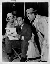 HOLLYWOOD GENE KELLY RELAX BEHIND SCENES SINGIN IN RAIN PORTRAIT ORIG PHOTO MA77 picture