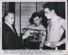 1951 Press Photo Fritzie Pruden, Tony Janiro weigh in with Jack Duberstein in NY picture