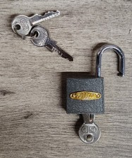 🗽NEW OLD STOCK VINTAGE GOLDDOOR PADLOCK WITH  KEY          1/8
