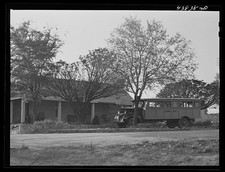 Photo:Heard County Georgia 1941 School Bus Drivers Bus at House picture