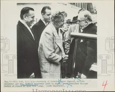 1951 Press Photo Eleanor Roosevelt greets President Vincent Auriol at Hyde Park picture