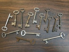 LOT OF 14 VINTAGE MIXED SKELETON KEYS ANTIQUE picture