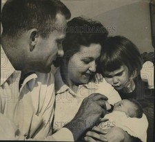 1957 Press Photo Braves Pitcher Lew Burdette Relaxes At Home With Family picture