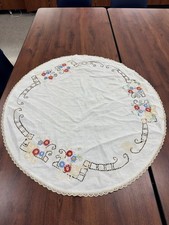 VTG Embroidered Linen Circular Table Topper Floral Design Crochet Edge Beautiful picture
