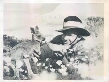 1943 Press Photo Australia Sapper AP Roberts & Orphaned Baby Kangaroo picture