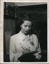 1949 Press Photo Miss Beverly Smith transcribes the tapes for the salesmen picture