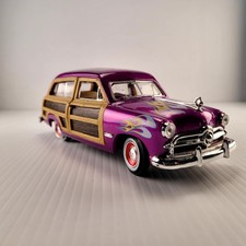 Motormax 1949 Ford Woody Stationwagon - 1:24 - No. 73260 - purple picture