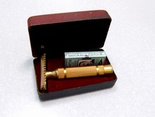 Vintage Gillette 1934 Red Black Short Comb DE Safety Razor Set in Case picture