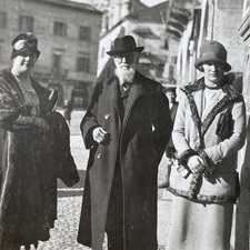 Italian Stereoview Card 1925 Older Man & Women City Street Scene picture