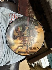 Un Plato Decorativo de Ceramica Con Escena Clasica De Paris El Famoso Cafe De... picture