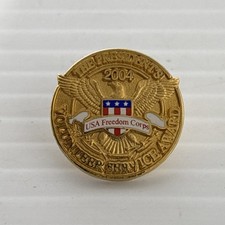 2004 The President’s Volunteer Service Award USA Freedom Corp Pin Gold Toned Pin picture